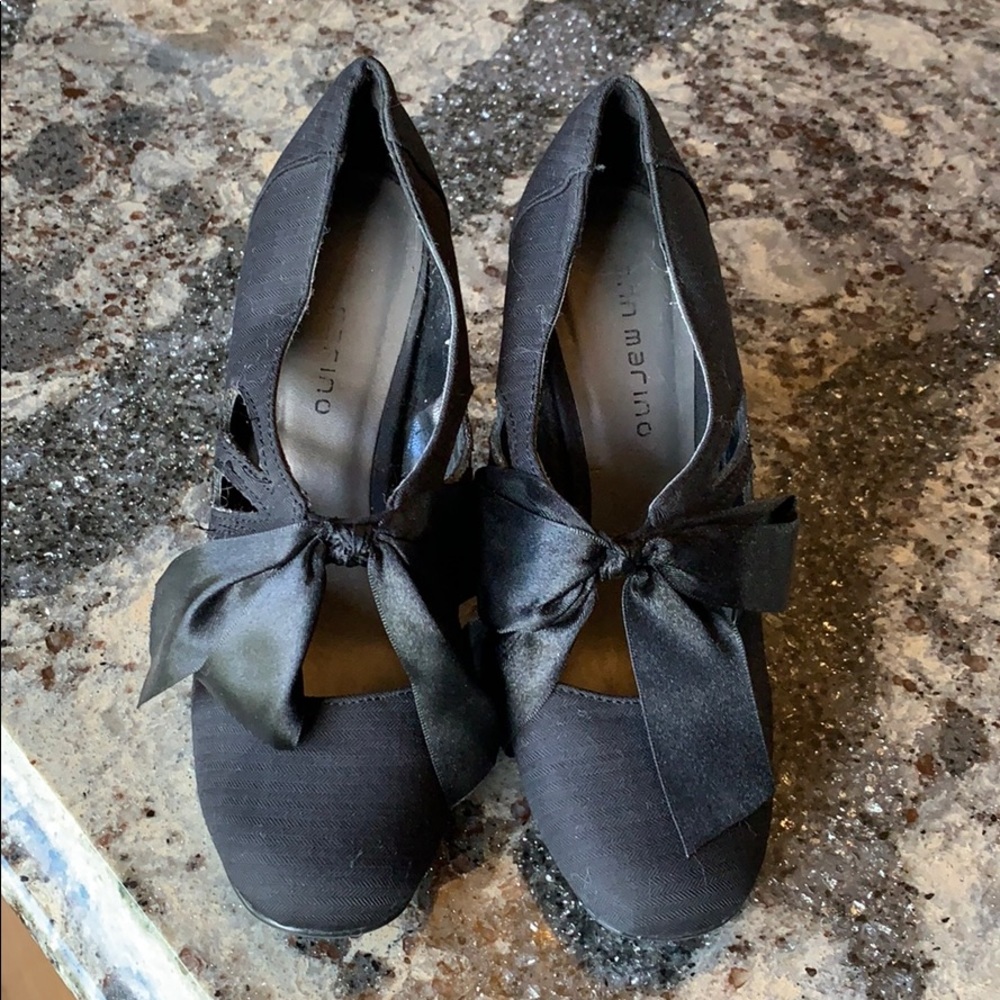 Black bow shoes